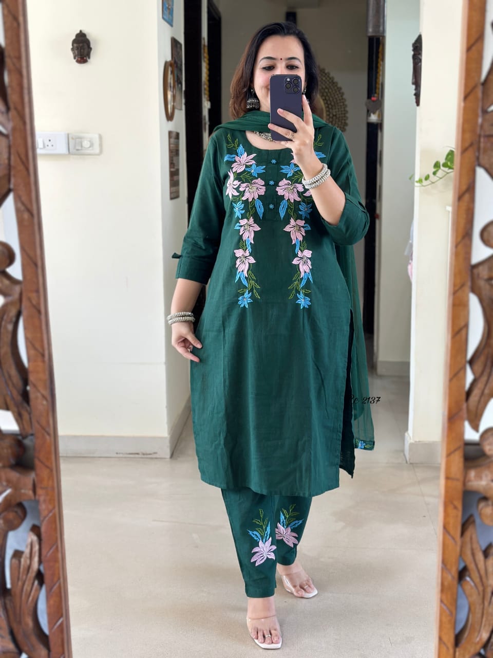 Make a change in your wardrobe by wearing our exclusive cotton slub suit with pure nazmin dupatta with border embroidery work🧵🧵🧵🧵